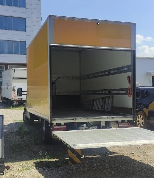 Празно товарно помещение на бус IVECO с отворен падащ борд